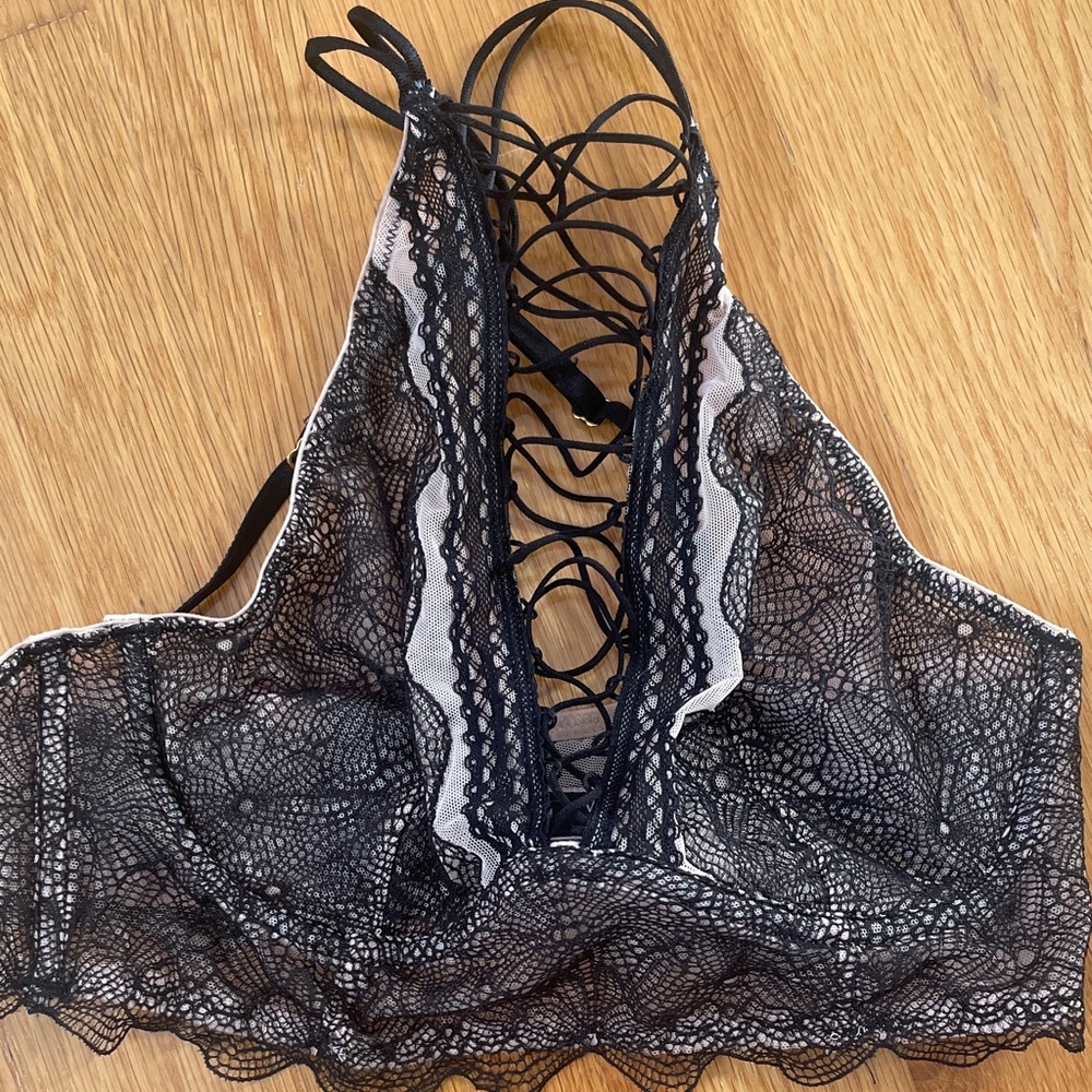 NWOT New without Tags Victoria’s Secret Very Sexy Bra Bralette Halter Black Lace